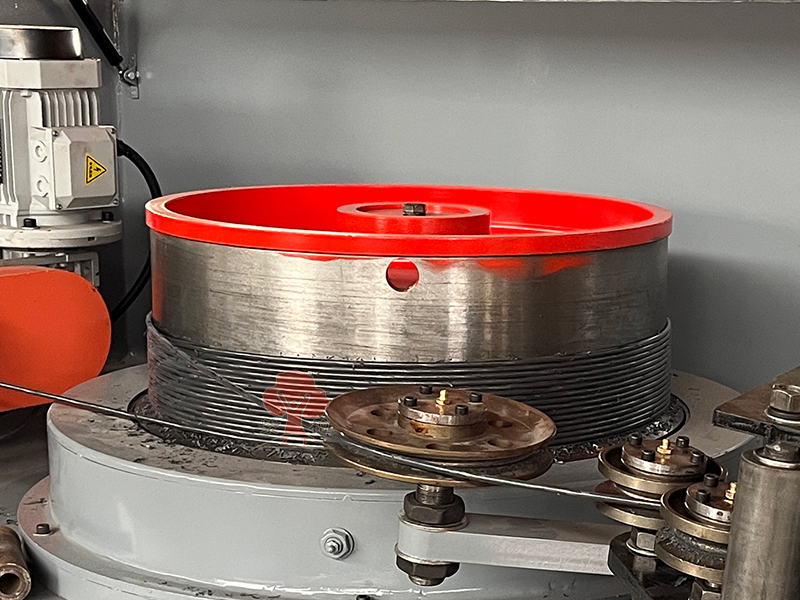 The Φ560 mm drawing drums are made of ZG45 cast steel with a wear-resistant surface treatment. Internal water cooling and external air cooling help control the drum temperature during continuous operation.